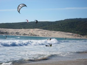 tarifa surf surfing ride ola waves surfer rider playa mar aprender kitesurf kitesurfing