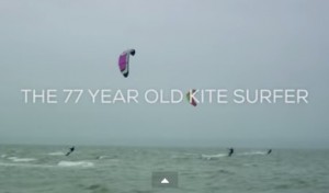 77 años kite surfer tarifa kitesurfing deporte mar oceano viento