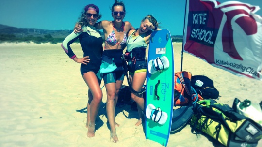 kitesurf aprender tarifa teach teaching kitesurfing girl friends kite school