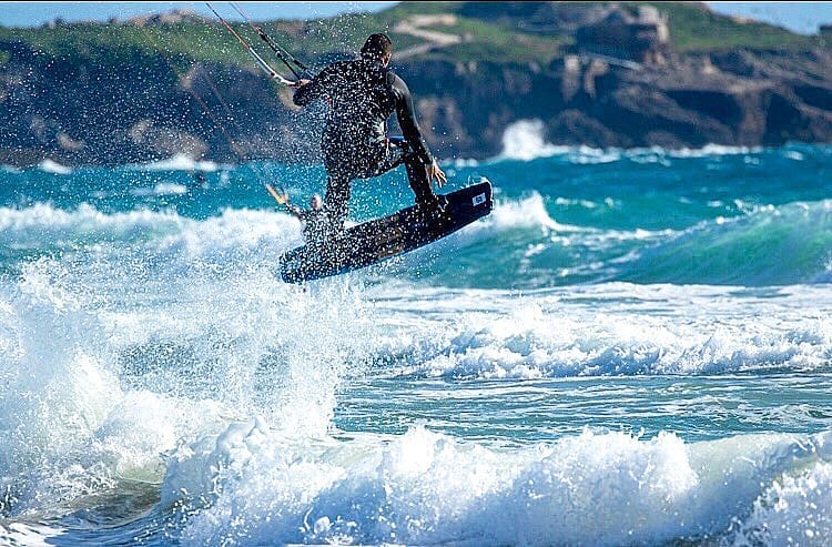 Winter conditions are here! Yesterday we had 25knots and nearly 2m waves!! Today the conditions are a little bit lighter. We can't wait to go to the water and hit these waves!!
#tarifa #kiteboarding #kitesurfing #spain #surflife #lifestyle #adventure #nature #sportlife #healthylifestyle