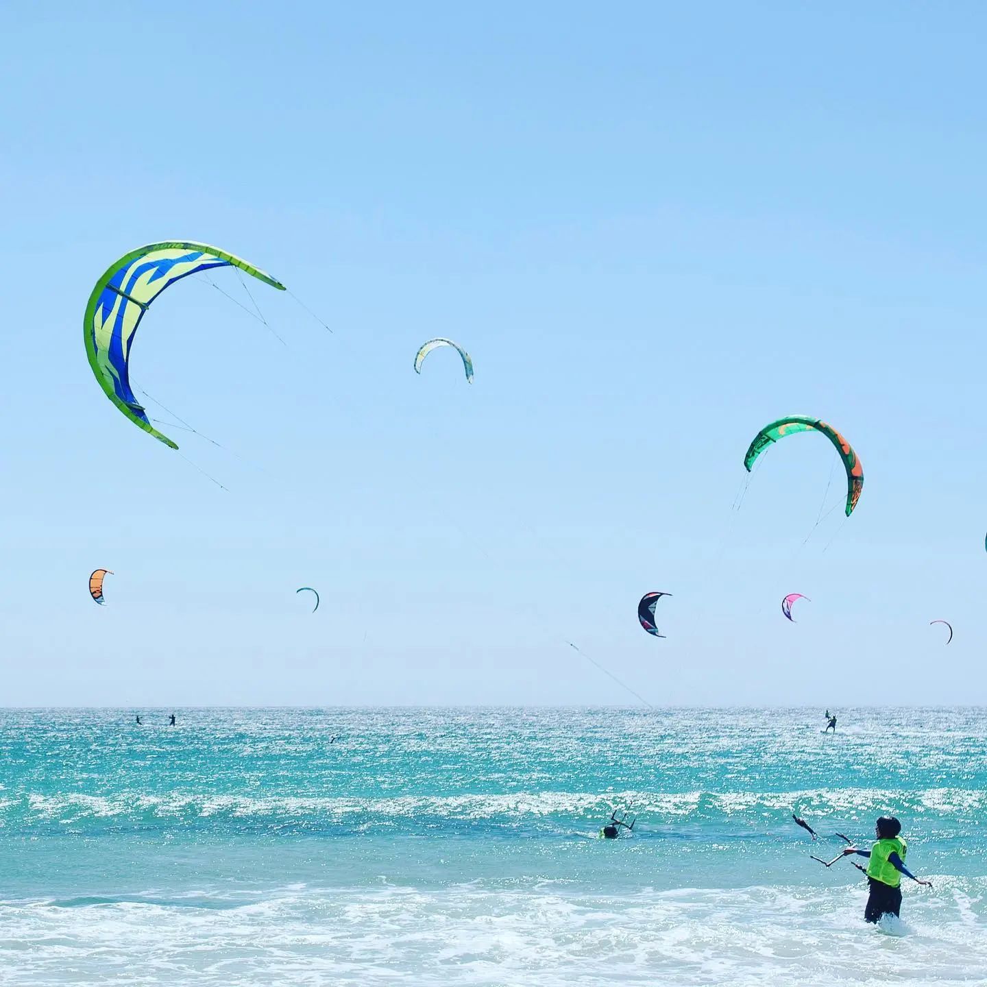 Happy start of the week !! @kiteboardingclubtarifa #tarifa #kiteboarding #kitesurfing #spain🇪🇸 #beach #sea #waves #energy #watersports