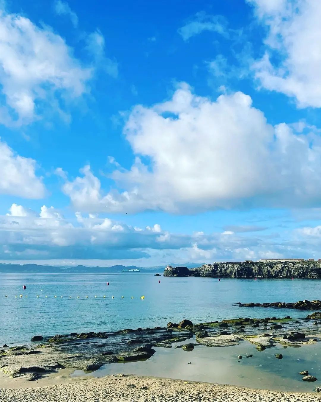 Amazing picture of @jmaricaballero . This is the small beach of Tarifa with incredible views and it is 5 min walking from surfers residence Tarifa. Stay with us and enjoy every small part of the capital of the wind in europe.
#tarifa #trip #holidays #friends#summer #watersports #surfersparadise #family #beach #nature