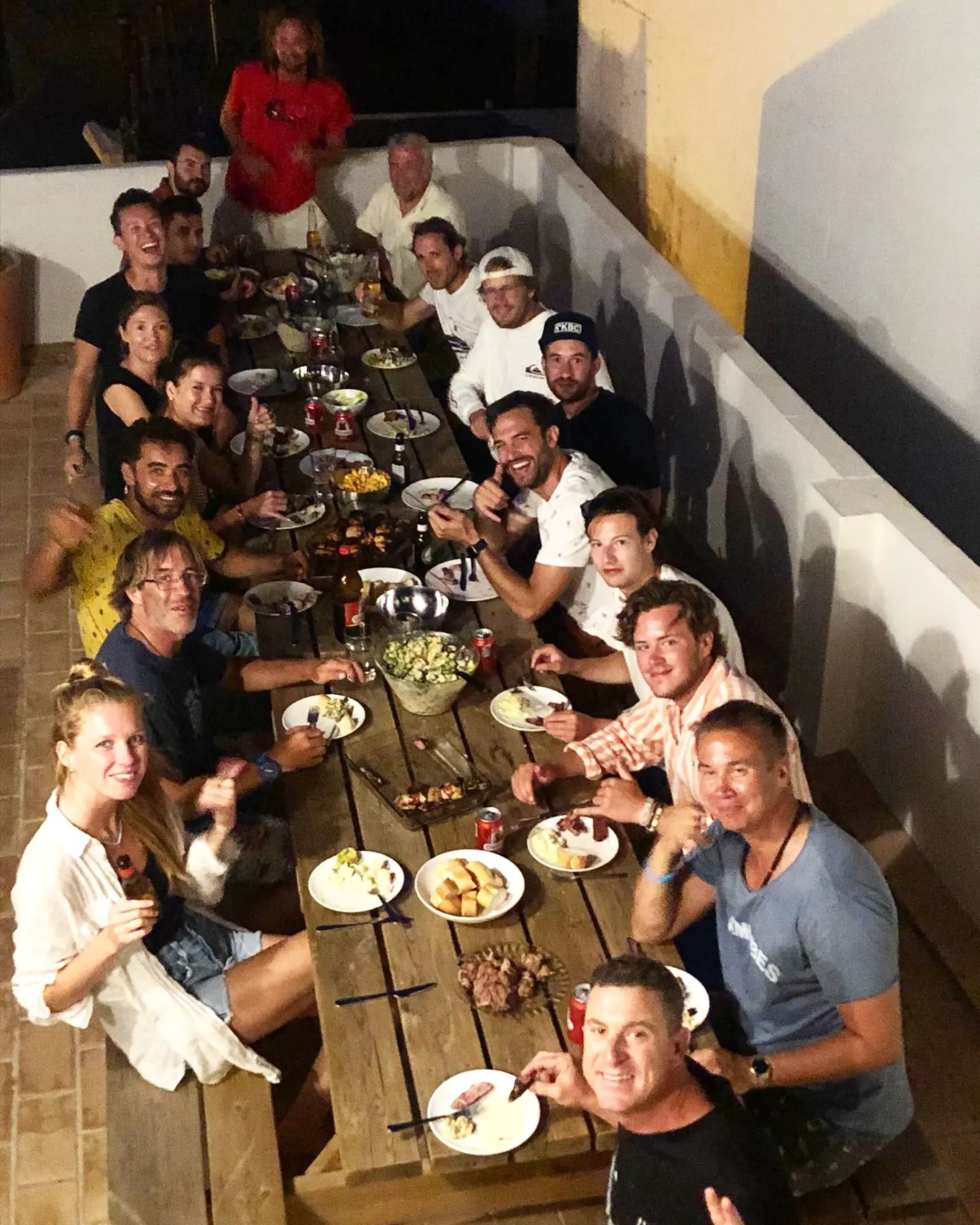 Barbecues night in the toproof of surfers residence Tarifa.
#barbecue #surfing #friends #family #holidays #tarifa #hostels
