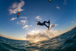 imagen de un chico haciendo kitesurf