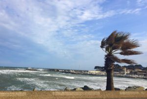 imagen de una playa de tarifa con viento de levante vs viento de poniente